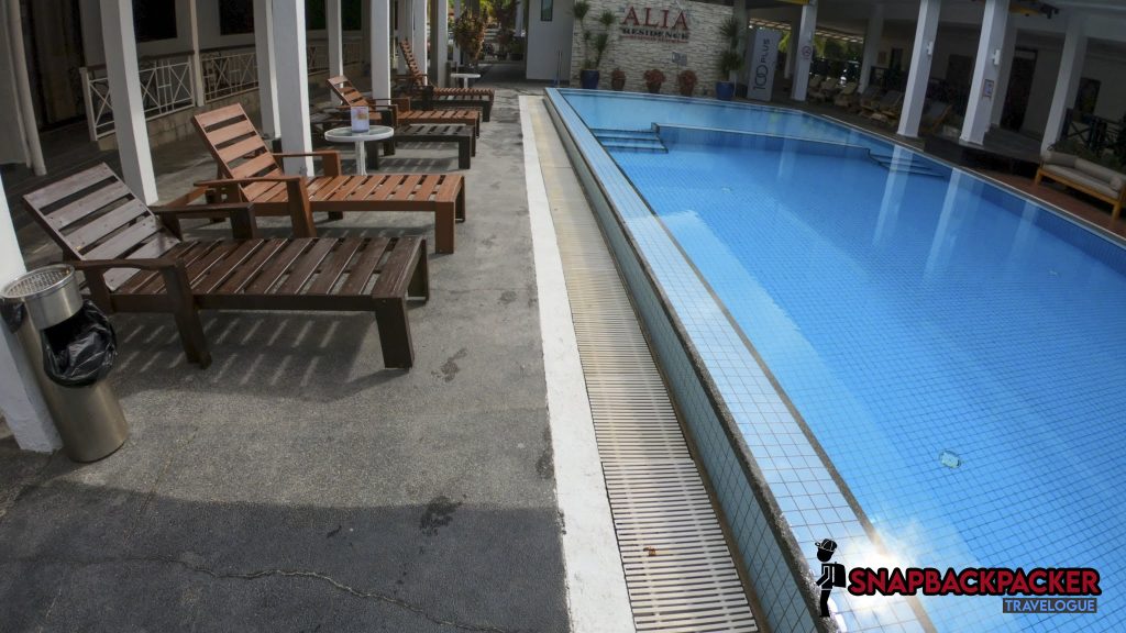 Menginap Di Alia Residence Business Resort Pulau Langkawi 6 berjemur di kolam