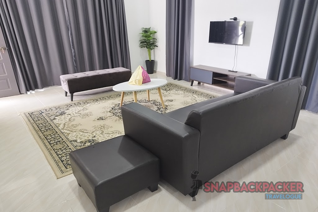 sofa di ruang tamu