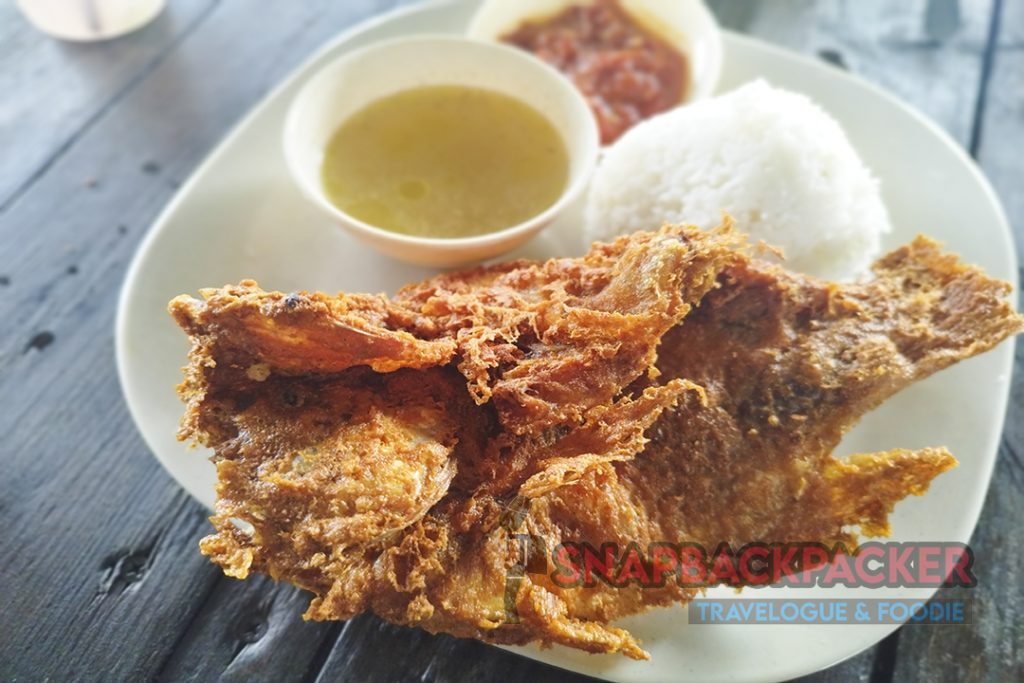 Review Makanan: Tilapia Terbang di UCU Kak Rock – Ikan Goreng Paling Rangup & Padu! 2 Tilapia Terbang Garing