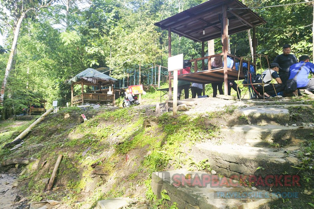 Day Trip ke Hut Lista 2, Sungai Tua Ulu Yam: Destinasi Pangkin Santai di Tengah Alam 2 bangku