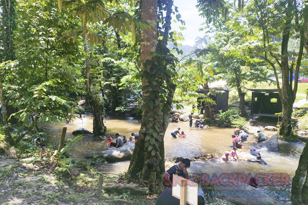 Day Trip ke Hut Lista 2, Sungai Tua Ulu Yam: Destinasi Pangkin Santai di Tengah Alam 3 mandi sungai bawah pokok